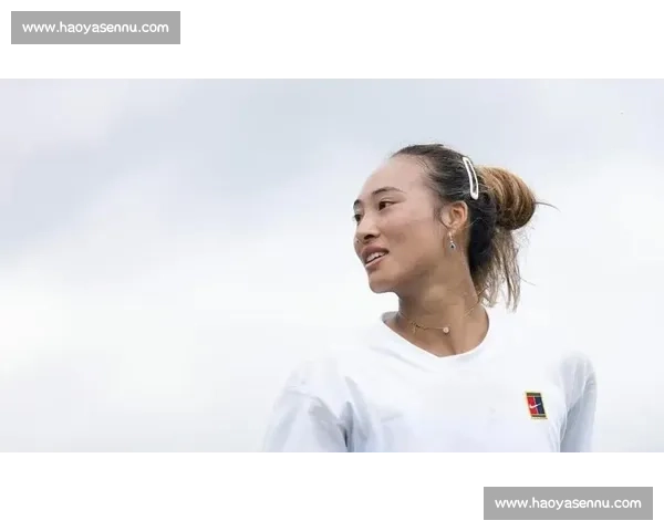 郑钦文赠阿尔卡拉斯 Labubu：温网训练场暖心互动，潮玩跨界点燃网坛友谊