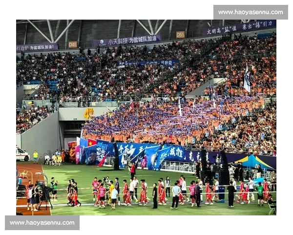 苏超球员海底捞兼职获赞：赛场与职场的励志双面人生